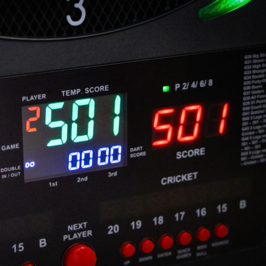 Abgebildet ist das Bulls NL Universum Pro Light Elektronisches Dartboard - Blau Rot. Es wird häufig für elektronische Dartspiele verwendet.