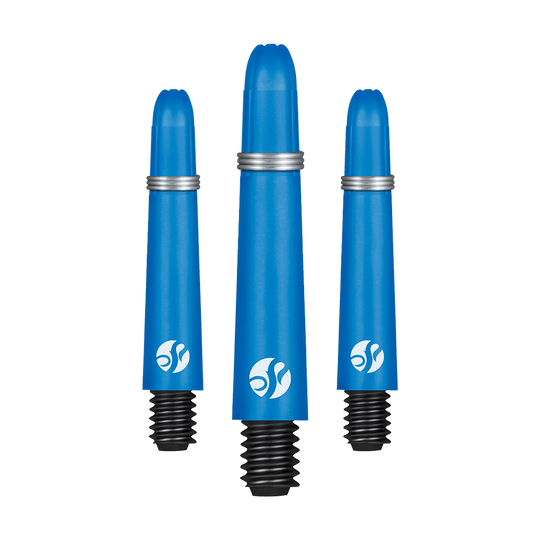 Auf dem Bild sind drei blaue Dartschäfte mit silbernem Ring und schwarzem Schraubgewinde zu sehen. Sie stehen nebeneinander und haben das gleiche Logo aufgedruckt.