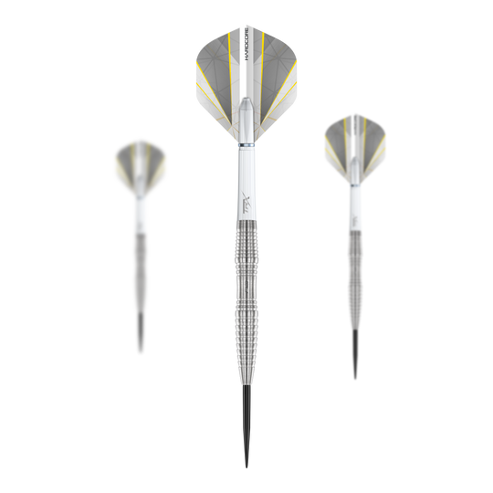 Das Bild zeigt drei Red Dragon Seren 3 Pure Steeldarts. Die Darts haben silberne Spitzen und silbergraue Flights mit gelben Akzenten.