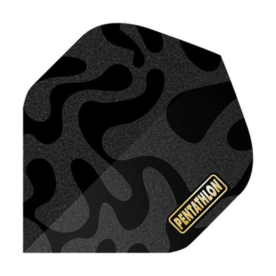 Das Bild zeigt einen Dart Flight mit einem schwarzen Camouflage-Muster. In der Ecke befindet sich das gelbe Logo „Pentathlon“.