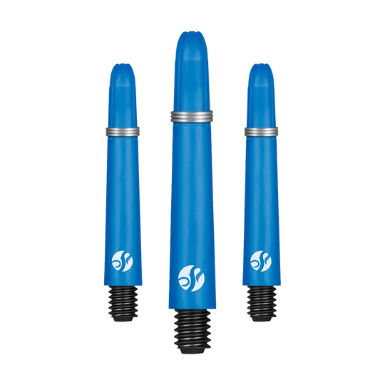 Shot Koi Carbon Shafts - Blue Auf dem Bild sind drei blaue Dartschäfte in unterschiedlicher Länge zu sehen. Sie bestehen aus Carbon und haben schwarze Gewinde sowie silberne Ringe.