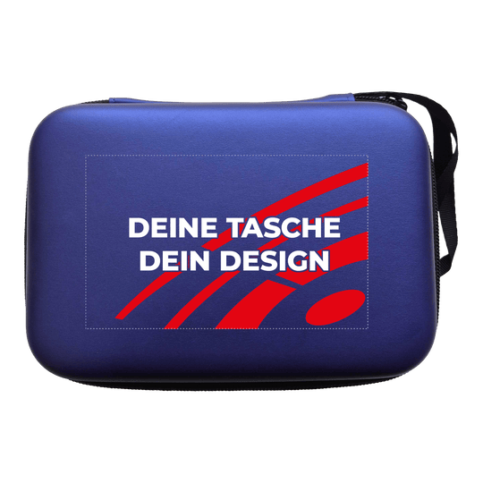 System-4 dart case with your design Hier ist ein McDart System4 Dartcase in Blau Metallic zu sehen. Das Etui liegt geöffnet auf einer glänzenden Oberfläche.
