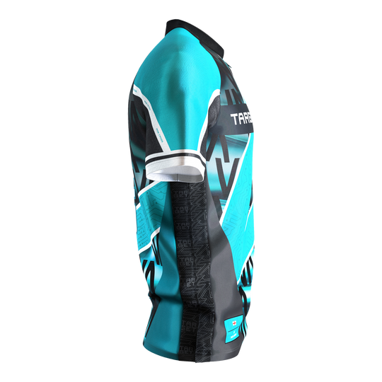 Das Bild zeigt das "Target Coolplay Rob Cross 2025 Dartshirt" aus seitlicher Perspektive. Das Shirt ist hauptsächlich türkis und schwarz mit auffälligen grafischen Mustern und weißen Akzenten gestaltet.