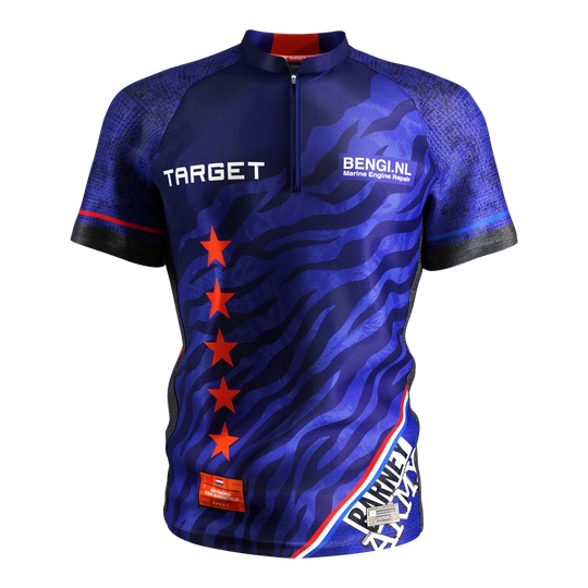 Target Coolplay Raymond Van Barneveld 2025 dart shirt Das Bild zeigt das Produkt "Target Coolplay Raymond Van Barneveld 2025 Dartshirt". Das Dartshirt ist hauptsächlich blau mit roten Sternen und weißen Schriftzügen.