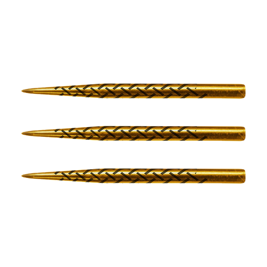 SM4046_Shot_Warrior_Gold_Titanium_Steeldartspitzen_1 Auf dem Bild sind drei goldfarbene Dartspitzen aus Titanstahl abgebildet. Sie haben ein eingraviertes Muster entlang der Oberfläche.
