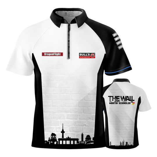Bulls Martin Schindler The Wall dart shirt Auf diesem Bild ist das Bulls Martin Schindler The Wall Dartshirt zu sehen. Das Shirt ist überwiegend weiß mit schwarzen Akzenten und zeigt eine Berliner Skyline sowie den Schriftzug "THE WALL MARTIN SCHINDLER" auf der Rückseite.