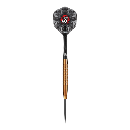 Shot Pro Series Jake Womack Steel Darts - 23g Das Bild zeigt den Shot Pro Series Jake Womack Steeldart mit einem Gewicht von 23 Gramm. Der Dart hat ein auffälliges schwarzes Flight-Design und einen goldfarbenen, gerillten Barrel.