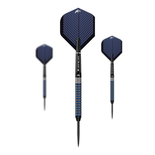 Mission Nightfall Model 2 steel darts Das Bild zeigt drei Steeldarts des Modells "Mission Nightfall Model 2". Die Pfeile haben schwarze Spitzen, silber-blaue Griffe und dunkelblaue Flights mit Muster.