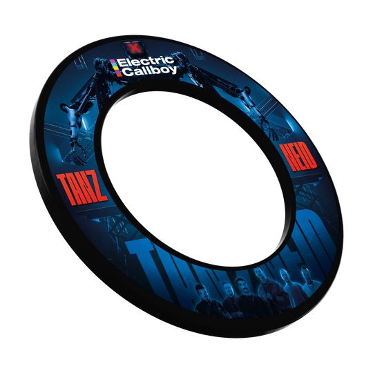 Electric Callboy Dance Envy Dartboard Surround Vermutlich wird das Produkt 'EC01 Electric Callboy Tanzneid Dartboard Surround 1' abgebildet. Dieses Produkt schützt die Wand hinter dem Dartboard.