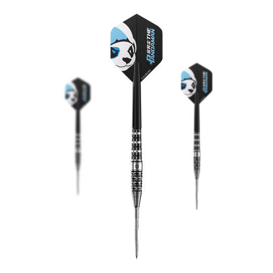 Caliburn Player The Pandaman Advanced Steeldarts - 23g Das Bild zeigt drei Steeldarts mit dem Namen "Caliburn Player The Pandaman Advanced Steeldarts - 23g". Die Flights der Darts sind schwarz mit einem Panda-Motiv und blauen Akzenten gestaltet.