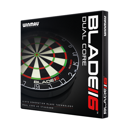 3031_Winmau_Blade_6_DualCore_Steeldartboard_5EMeOVTCTVL9to Die Abbildung zeigt die Verpackung des Winmau Blade 6 DualCore Steeldartboards. Auf der Vorderseite ist das Dartboard mit dem Schriftzug "Blade 6 Dual Core" abgebildet.