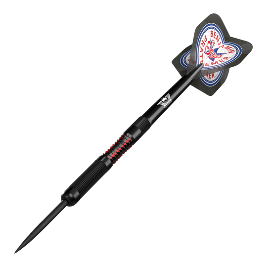 Bulls NL Benjamin Pratnemer steel darts - 20g Das Bild zeigt einen Steeldart der Marke "Bulls NL Benjamin Pratnemer" mit einem Gewicht von 20 Gramm. Der Dart ist schwarz mit roten Akzenten und hat einen Flight mit dem Namen "Benjamin Pratnemer" darauf.