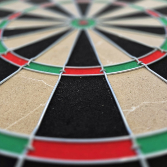 Target Gabriel Clemens steel dartboard set Das Bild zeigt ein Steeldartboard mit farbigen Segmenten in Rot, Grün, Schwarz und Beige. Es handelt sich um das Produkt "Target Gabriel Clemens Steeldartboard Set".