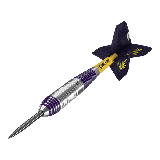 Target Luke Littler Brass Steel Darts - 22g Das Bild zeigt einen Target Luke Littler Brass Steeldart mit einem Gewicht von 22g. Der Dartpfeil hat ein silber-violettes Barrel, einen gelben Schaft mit der Aufschrift "PRO GRIP" und violette Flights mit der Aufschrift "THE NUKE".