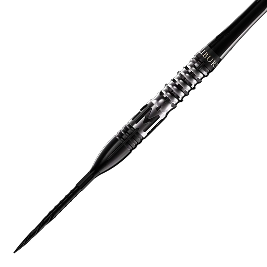 Caliburn Player MAK steel darts Das Bild zeigt einen Caliburn Player MAK Steeldart mit einem Gewicht von 23,5g. Der Dart ist schwarz-silber und hat ein modernes, geriffeltes Griffdesign.