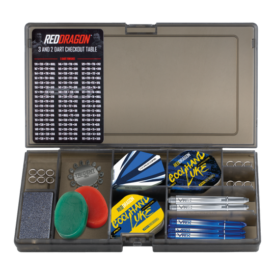 Red Dragon Luke Humphries Optima Accessory Pack Das Bild zeigt das Red Dragon Luke Humphries Optima Zubehör Pack für Darts. In der Box befinden sich Flights, Shafts, Ringe, Schleifsteine, ein Checkout-Tabelle und weiteres Dartzubehör.