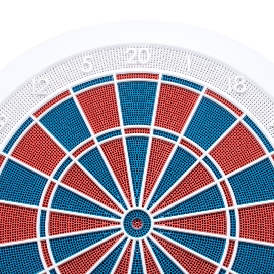 g01440_GranBoard_132_Elektronisches_Dartboard_2 Das Bild zeigt ein elektronisches Dartboard namens GranBoard 132. Die Spielfläche ist in rote und blaue Segmente unterteilt und von einem weißen Rahmen umgeben.