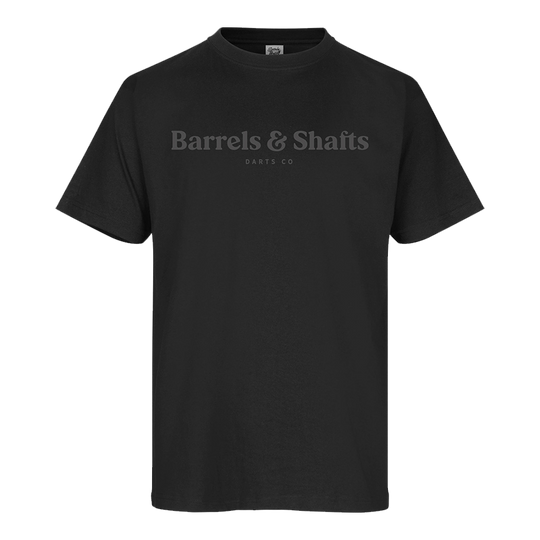 Barrels and Shafts T-Shirt - Black Das Bild zeigt ein schwarzes T-Shirt mit dem Aufdruck "Barrels & Shafts" auf der Vorderseite. Unter dem Schriftzug steht in kleinerer Schrift "DARTS CO".