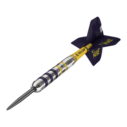 Target Luke Littler Loadout Swiss Point Steel Darts Der Bild zeigt einen Target Luke Littler Loadout Swiss Point Steeldart. Der Dartpfeil hat ein silbernes Barrel mit gelben und lila Akzenten sowie einem gelben Schaft und lila Flight, auf dem "The Nuke" steht.