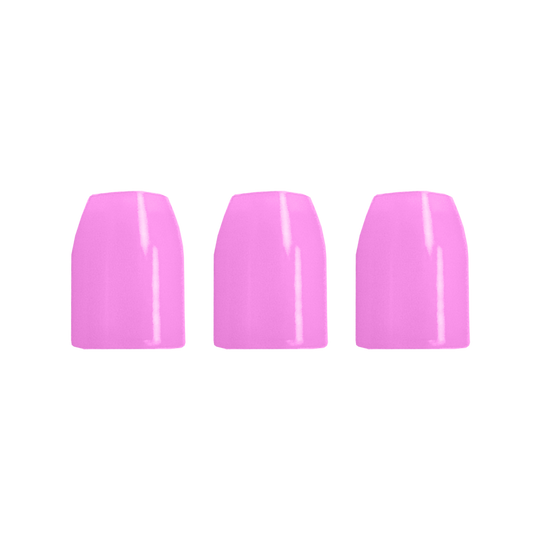 Das Bild zeigt drei nebeneinander stehende künstliche Fingernägel. Sie sind alle in einem glänzenden Pink lackiert.