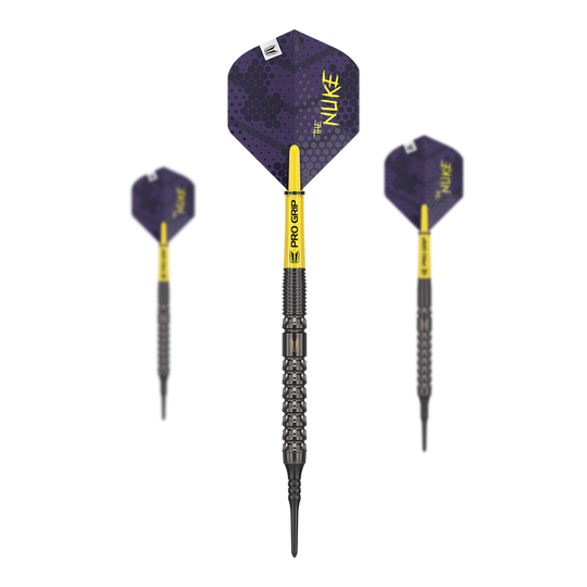 Target Luke Littler GEN1 Soft Darts - 19g Das Bild zeigt drei Softdarts des Modells "Target Luke Littler GEN1 - 19g". Die Darts haben schwarze Spitzen, gelbe Schäfte mit der Aufschrift "PRO GRIP" und violette Flights mit dem Schriftzug "THE NUKE".