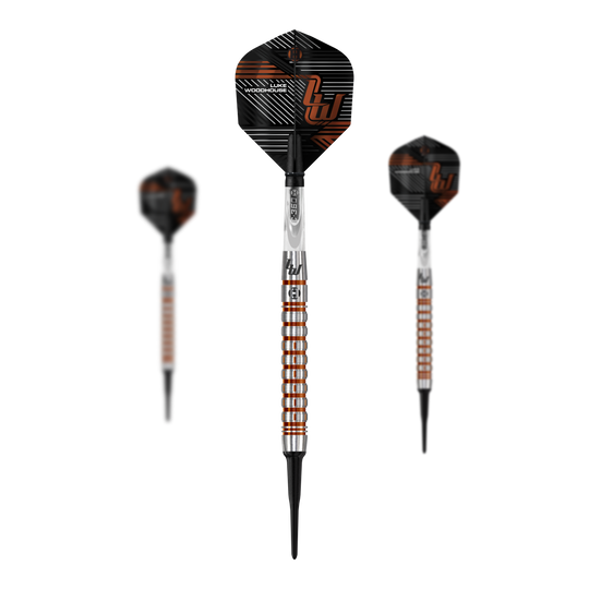 Harrow's Luke Woodhouse Series 2 Soft Darts - 18g Das Bild zeigt die Harrows Luke Woodhouse Series 2 Softdarts mit einem Gewicht von 18g. Die Darts haben ein silbernes Barrel mit orangenen Akzenten und schwarzen Flights.