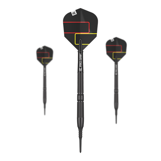 Target Gabriel Clemens Black Edition Softdarts - 19g Das Bild zeigt drei schwarze Softdarts der Marke "Target Gabriel Clemens Black Edition - 19g". Die Flights sind schwarz mit roten und gelben Linien verziert.