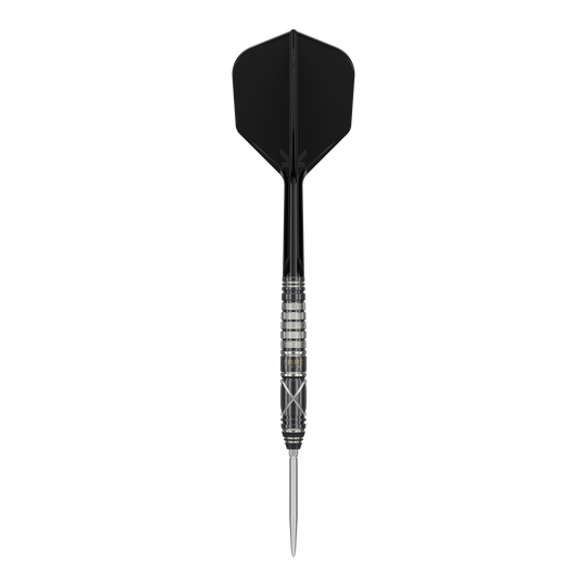 Target Japan Black Marque Chaos 2 SP steel darts Das Bild zeigt einen stilvollen Steeldartpfeil mit schwarzer Flight und silber-schwarzem Barrel. Es handelt sich um das Produkt "Target Japan Black Marque Chaos 2 SP Steeldarts".