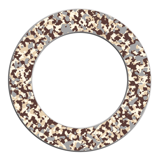 McDart Camo Dartboard Surround Zu sehen ist ein Dartboard-Surround mit Wüstencamouflage. Das Produkt ist rund und ideal zur Wandbefestigung beim Dartspielen.