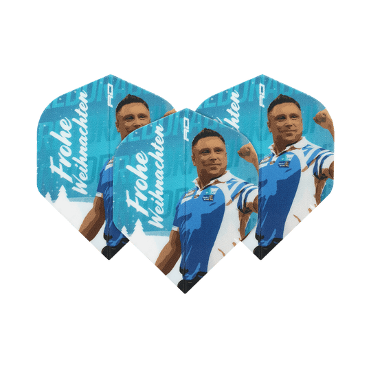 WF-8_Red_Dragon_Merry_Christmas_Flights_Gerwyn_Price_Blue_1IwOefjlvUdjYI Auf dem Bild sind drei blaue Dart-Flights mit dem Motiv eines Sportlers und der Aufschrift "Frohe Weihnachten" zu sehen. Die Flights sind ein Produkt namens "Red Dragon Merry Christmas Flights Gerwyn Price Blue".