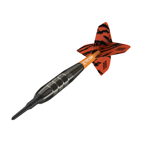 170015_Target_Raymond_Van_Barneveld_Brass_Softdarts_4 Das Bild zeigt einen Softdartpfeil mit schwarzem und silbernem Griff sowie einer orange-schwarzen Flugfeder. Auf der Feder steht "RVB" und der Schaft ist mit "PRO GRIP" beschriftet.