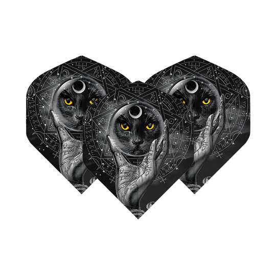 Dieses Bild zeigt drei Dartflights mit einem mystischen Design. Darauf ist ein schwarzer Kater mit gelben Augen und einer kristallhaltenden Hand vor einem magischen Hintergrund abgebildet.
