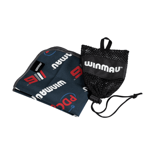 8133_Winmau_Sports_Towel_Handtuch_1 Das Bild zeigt das Winmau Sports Towel Handtuch zusammen mit einer schwarzen Netztasche. Das Handtuch ist dunkel mit weißen und roten Aufdrucken und das Winmau-Logo ist deutlich sichtbar.