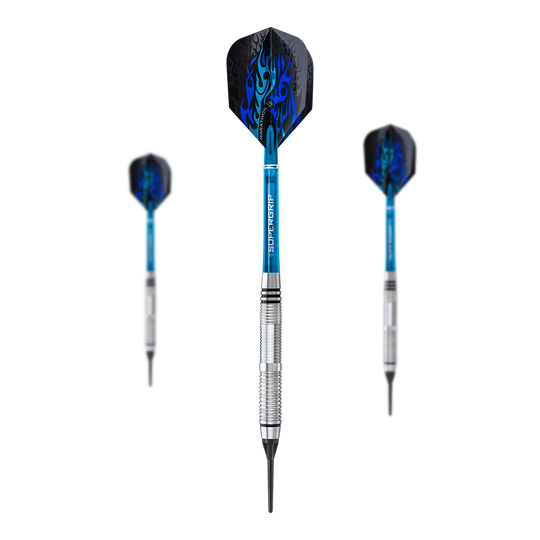 Harrows Blaze Style B Soft Darts - 18g Das Bild zeigt drei Softdarts des Modells „Harrows Blaze Style B“ mit einem Gewicht von 18 Gramm. Die Darts haben blaue Schäfte und schwarze Flights mit blauen Flammenmustern.