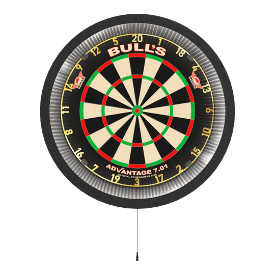 Bulls NL Lumo 2 Light Surround Lighting System Das Bild zeigt das Produkt "Bulls NL Lumo 2 Light Surround Beleuchtungssystem" an einem Dartboard. Der runde LED-Lichtring um den Dartboard sorgt für eine gleichmäßige Ausleuchtung beim Spielen.