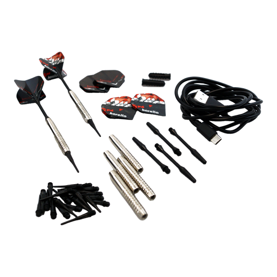 Karella CB-Smart Electronic Soft Dartboard Das Bild zeigt das Zubehörset der Karella CB-Smart Elektronischen Soft-Dartscheibe, darunter mehrere Dartpfeile, Ersatzspitzen, Flights und ein USB-Kabel. Die Einzelteile sind ordentlich auf einem hellen Hintergrund angeordnet.