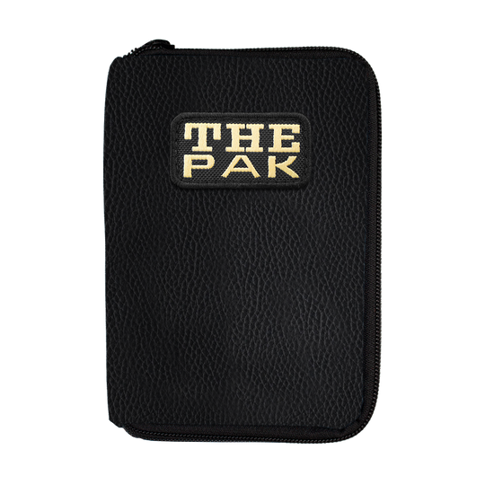 717TP_The_Pak_Leder_Edition_Darttasche_1 Die Abbildung zeigt die "The Pak Leder Edition Darttasche" in schwarzem Lederdesign. Auf der Vorderseite ist ein Aufnäher mit der Aufschrift "THE PAK" zu sehen.