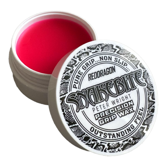 Red Dragon Peter Wright Snakebite Precision Grip Wax finger wax Das Bild zeigt eine geöffnete Dose mit rotem Fingerwachs der Marke "Red Dragon Peter Wright Snakebite Precision Grip Wax". Auf dem Deckel steht, dass das Produkt für einen sicheren, rutschfesten Griff sorgt.