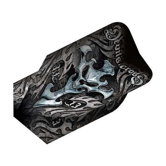 ALC9_Alchemy_Devils_Cross_Slim_Flights_2 Das Bild zeigt das Produkt "Alchemy Devils Cross Slim Flights". Es hat ein dunkles Design mit Totenkopf- und Flammenmotiven.