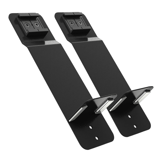 GranDarts Gran Eye Mag Mount attachment Das Bild zeigt zwei schwarze Metallhalterungen des Produkts "GranDarts GranEye Mag Mount Befestigung". Jede Halterung hat eine gebogene Kante und eine Befestigungsplatte mit Schraubenlöchern.