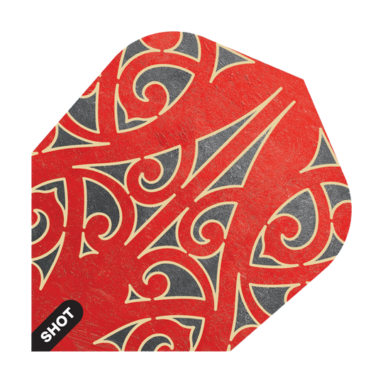 Das Bild zeigt das Produkt "Shot Warrior Taiaha No6 Flights". Die Dartflights haben ein auffälliges rotes und schwarzes Muster mit traditionellen geschwungenen Linien.