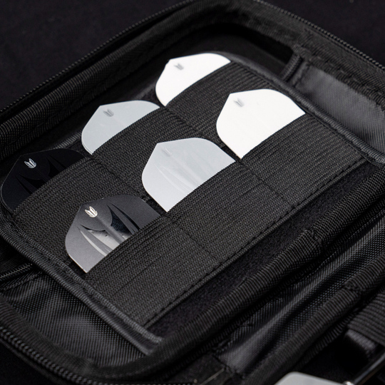 Takoma Ghost Series Stephen Bunting dart case Das Bild zeigt das Target Takoma Bolide Dartcase, in dem mehrere Dart-Flights ordentlich in elastischen Halterungen verstaut sind. Das Case ist schwarz und bietet sicheren Schutz für das Dartzubehör.