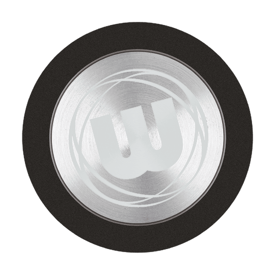8659_Winmau_Premium_Point_Protector_f-r_Steeldarts_1 Das Bild zeigt den Winmau Premium Point Protector für Steeldarts. Es handelt sich um einen runden, silbernen Schutz mit einem großen "W"-Logo in der Mitte.