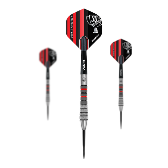 Das Bild zeigt drei Winmau Dennis Priestley Diamond 3-Zero Steeldarts. Die Darts haben schwarze und rote Flights mit silbernen und roten Akzenten am Schaft.
