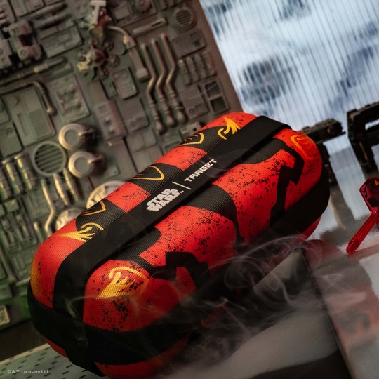 Hier ist das Target Star Wars Boa Dartcase mit Darth Maul Thema abgebildet. Die Tasche eignet sich zum sicheren Aufbewahren von Dart-Zubehör.