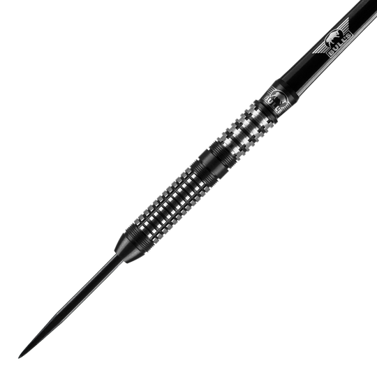 Bulls NL Luna Neoma steel darts Das Bild zeigt einen Bulls NL Luna Neoma Steeldart. Der Dartpfeil ist schwarz-silbern und hat ein feines, geriffeltes Griffdesign.
