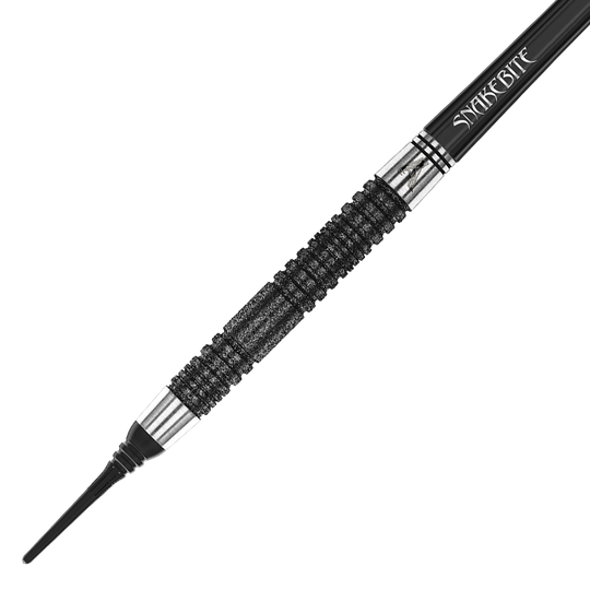 RD2411_Red_Dragon_Peter_Wright_Double_World_Champion_SE_Black_Softdarts_2 Das Bild zeigt einen schwarzen Softdart mit einem strukturierten Griff und silbernen Akzenten. Auf dem oberen Teil des Darts steht das Wort "SNAKEBITE".
