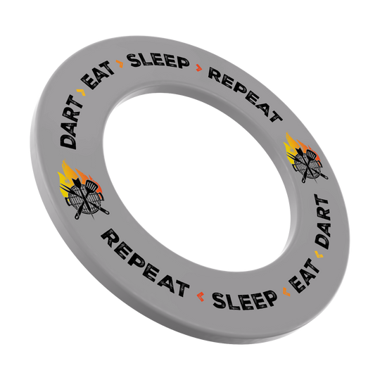 McDart Dartboard Surround - Dart Eat Sleep Repeat Dartboard-Surround in grauer Farbe mit dem Slogan 'Dart Eat Sleep Repeat'. Auf dem Bild ist das Produkt frontal zu sehen.