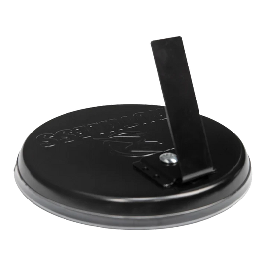 Ruthless Mini Desktop Dartboard Set Das Bild zeigt die Rückseite eines Produkts namens "Ruthless Mini Desktop Dartboard Set". Es ist eine runde schwarze Basis mit einem klappbaren Ständer.