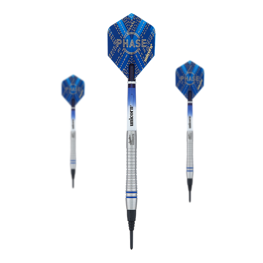 Unicorn Phase 6 World Champion Gary Anderson soft darts Das Bild zeigt drei Softdarts des Produkts „Unicorn Phase 6 World Champion Gary Anderson“. Die Darts haben silberne Schäfte und blaue Flights mit dem Schriftzug „PHASE“ darauf.